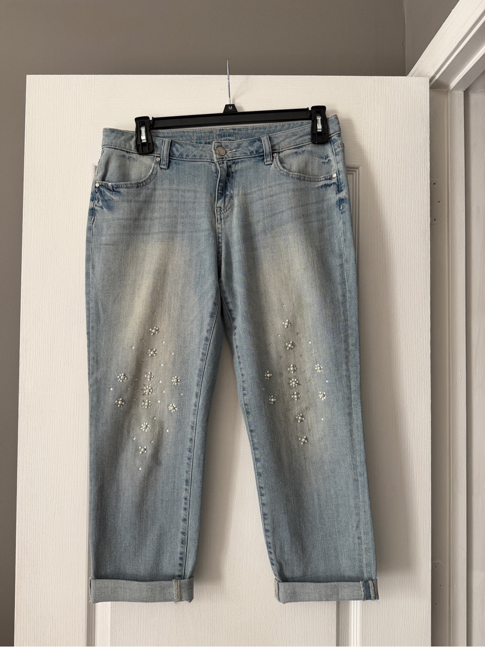 Jennifer Lopez Light Wash Cropped Jeans with Rhinestone Floral Detaily